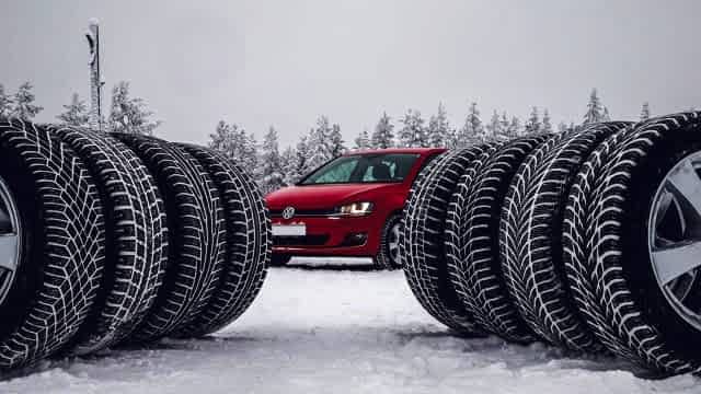 Что лучше для зимней дороги: шипы или липучка?