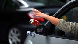 Штраф водителю за выброшенный мусор!